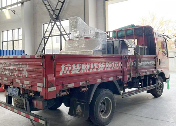 江蘇揚(yáng)州專車直達(dá)全自動加藥裝置一套